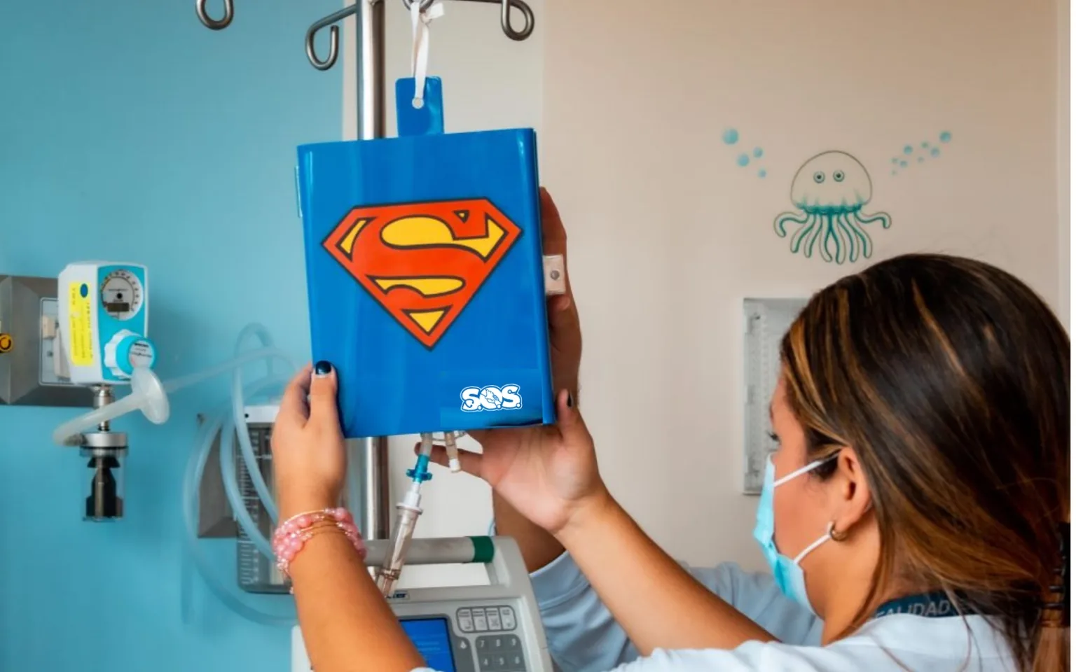 Caja azul de superhéroe en un espacio hospitalario