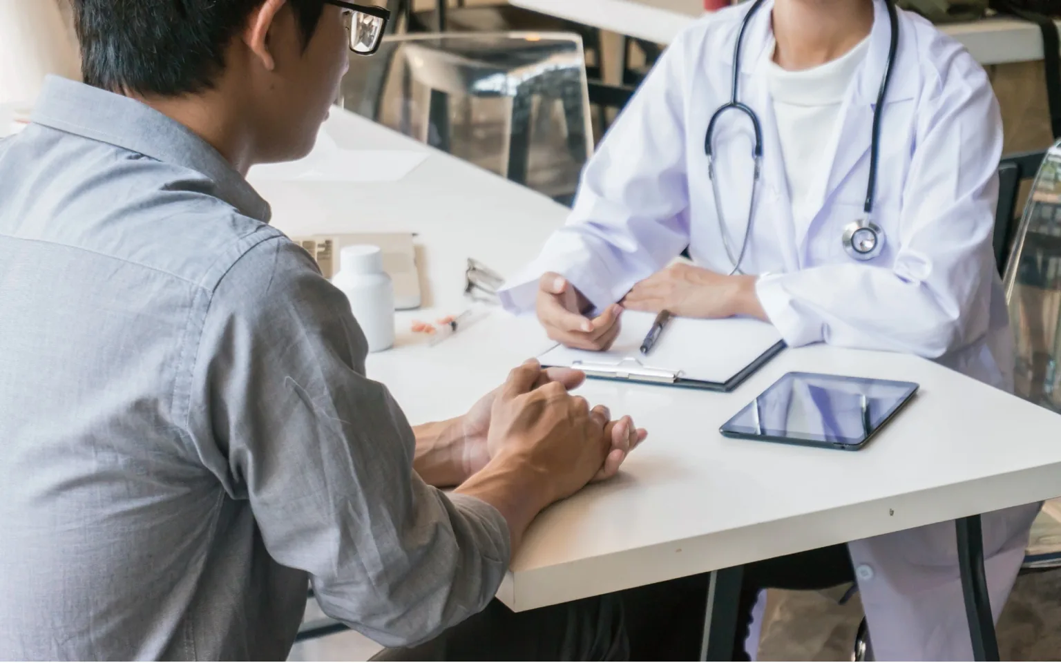 Consulta entre paciente y profesional de salud