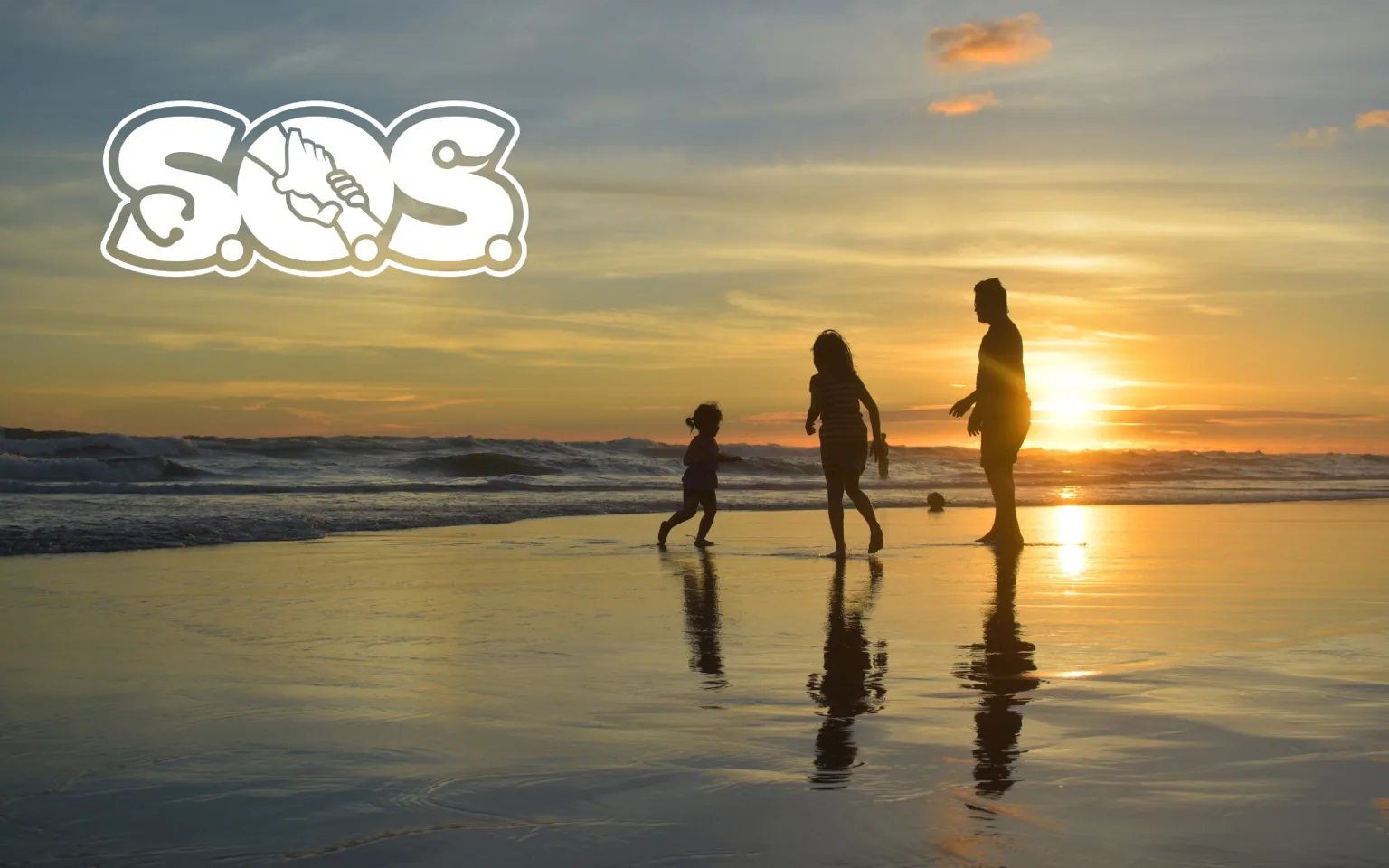 Familia reunida junto al mar